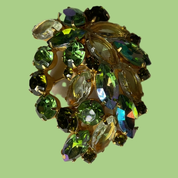 Vintage gold toned arched palmed flower brooch with rhinestones. - Picture 2 of 4